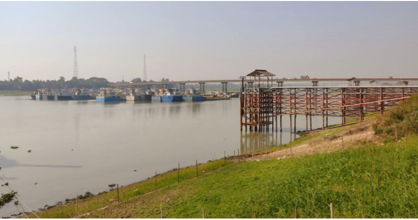 বাঘাবাড়ী নৌবন্দর নাব্য সংকট, ভিড়তে পারছে না জাহাজ