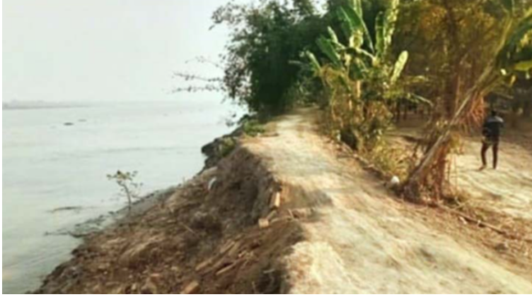 মধুমতির ভাঙনে বিলীন তিন গ্রামের প্রবেশের রাস্তা