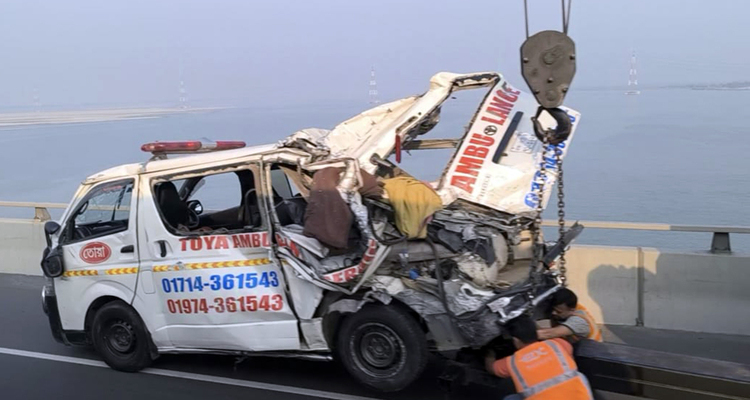 পদ্মা সেতুতে বাসের ধাক্কায় দুমড়েমুচড়ে গেলো অ্যাম্বুলেন্স, আহত ৫