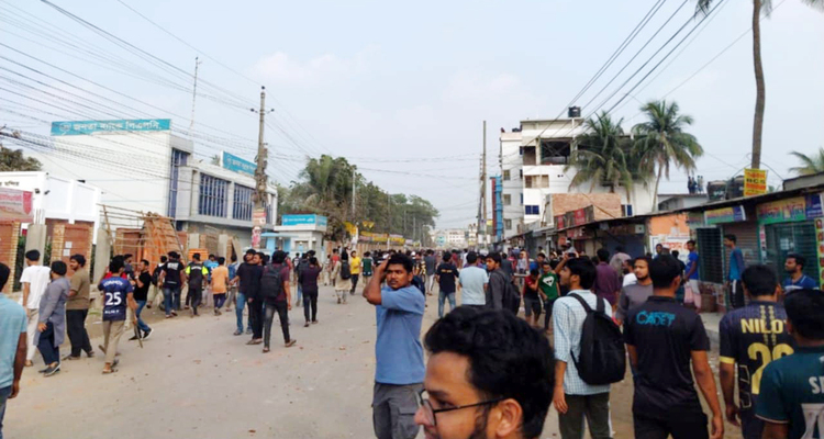 কুয়েটে ছাত্রদের দুই গ্রুপের মধ্যে সংঘর্ষ, ধাওয়া-পাল্টা ধাওয়া