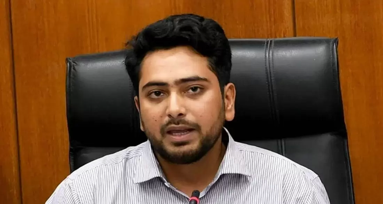 পদত্যাগ করছেন উপদেষ্টা নাহিদ