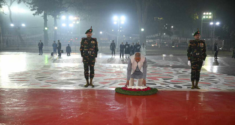 কেন্দ্রীয় শহীদ মিনারে রাষ্ট্রপতি-প্রধান উপদেষ্টার শ্রদ্ধা