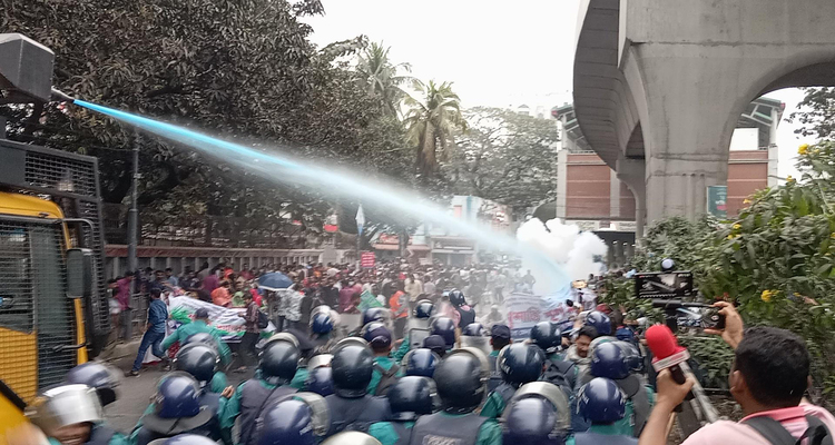 সাউন্ড গ্রেনেড-জলকামানে পণ্ড আউটসোর্সিং কর্মীদের অবস্থান কর্মসূচি