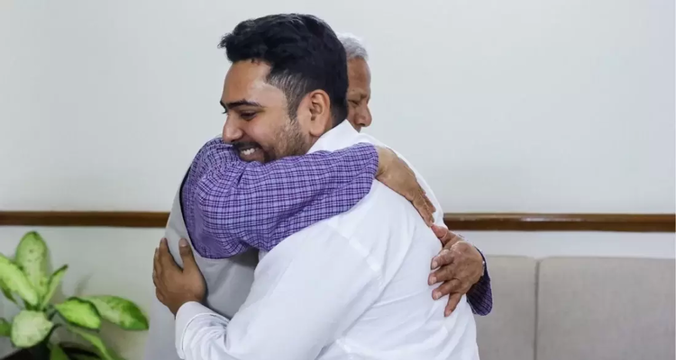 আবেগাপ্লুত হয়ে নাহিদকে জড়িয়ে ধরেন প্রধান উপদেষ্টা