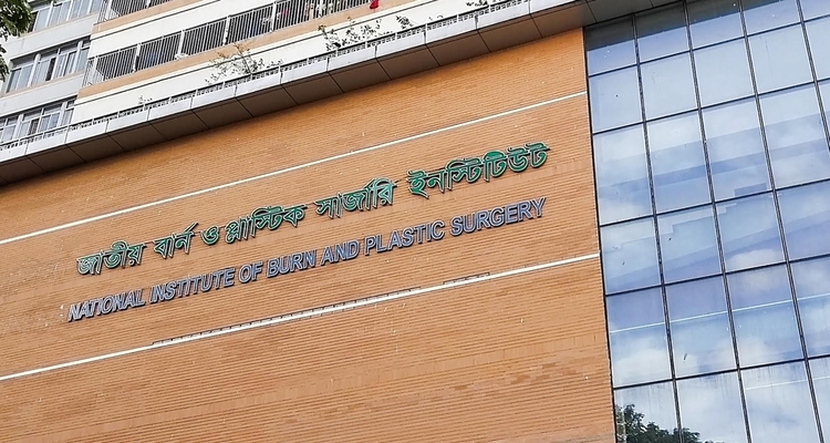 সাভারে গ্যাস লিকেজ থেকে বিস্ফোরণ, শিশুসহ একই পরিবারের দগ্ধ ৩