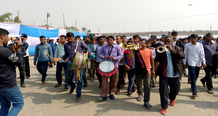 নাচ-গান আর ঘুড়ি উড়িয়ে তিস্তাপাড়ে লাখো মানুষের অবস্থান