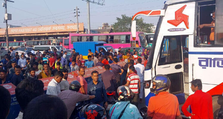 মহাখালীতে বাসে মামলা দেওয়ায় সড়ক অবরোধ পরিবহন শ্রমিকদের