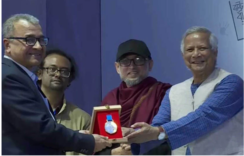 বাংলা একাডেমি পুরস্কার তুলে দিলেন প্রধান উপদেষ্টা