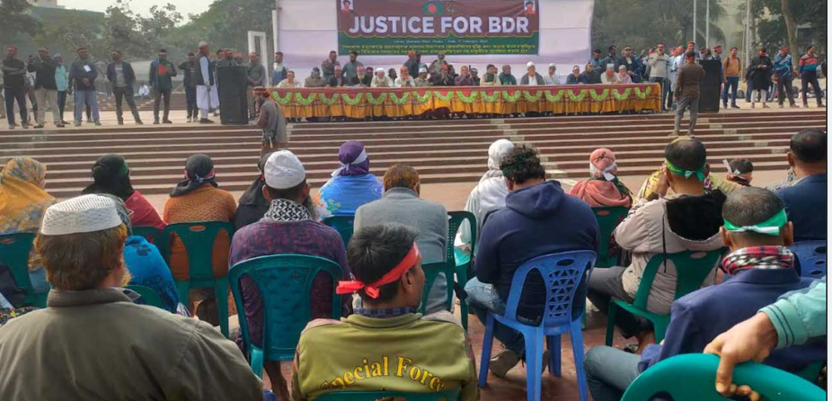 ৬ দাবি নিয়ে শহীদ মিনারে চাকরিচ্যুত বিডিআর সদস্যদের অবস্থান