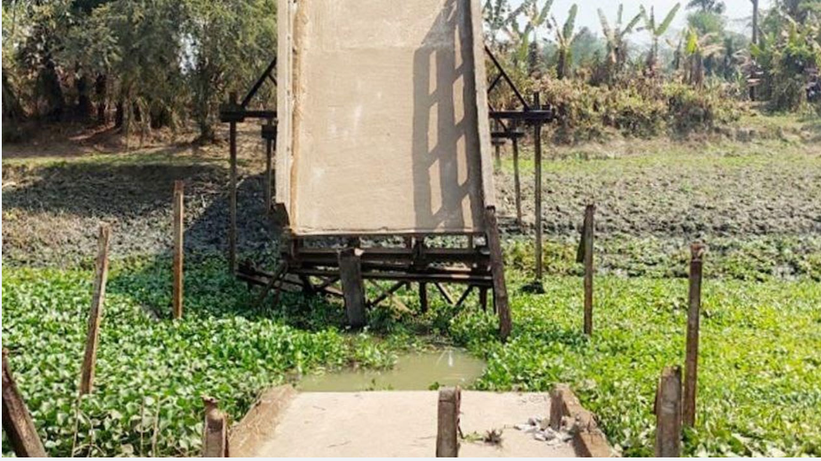 বরগুনায় সেতু ভেঙে নদীতে, দুর্ভোগে দুই পারের বাসিন্দারা