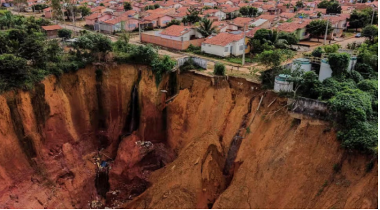 আমাজনে বিশাল গর্তের সৃষ্টি, জরুরি অবস্থা ঘোষণা