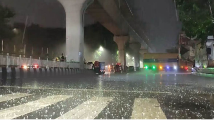 ফাগুনের দুপুরে ঢাকায় শিলাবৃষ্টি