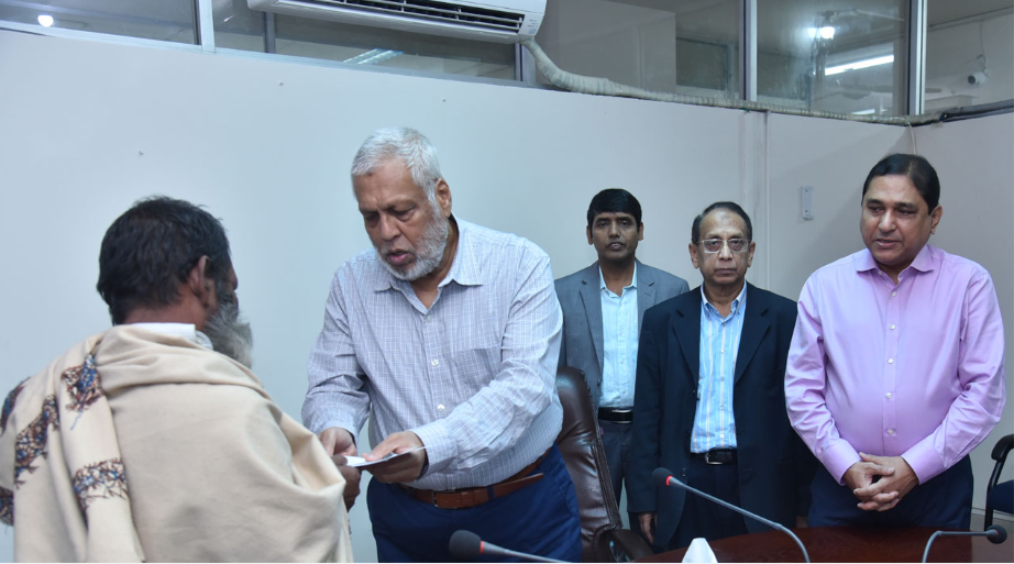 দুর্ঘটনায় নিহত ডিপিডিসি কর্মীর পরিবারকে আর্থিক সহায়তা প্রদান