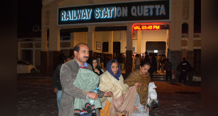 পাকিস্তানে ট্রেনে হামলা: নিরাপত্তা বাহিনীর অভিযানে উদ্ধার দেড় শতাধিক যাত্রী, নিহত ২৭ জঙ্গি