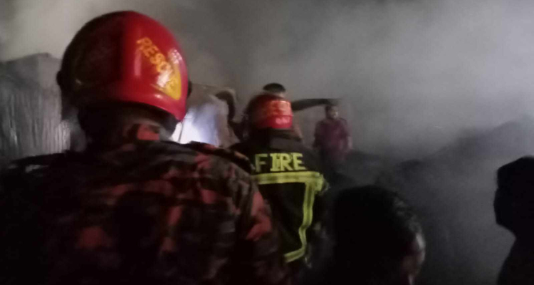 রাজধানীর সাততলা বস্তির আগুন নিয়ন্ত্রণে
