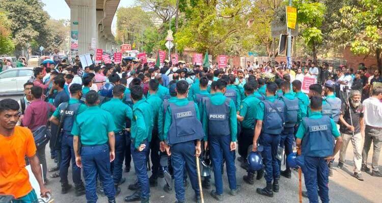 শহীদ মিনার অভিমুখে যাত্রা: ইনকিলাব মঞ্চকে পথেই আটকে দিলো পুলিশ