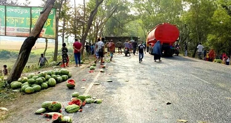ফরিদপুরে ট্রাক-মোটরসাইকেল-রিকশার ত্রিমুখী সংঘর্ষ, নিহত ২