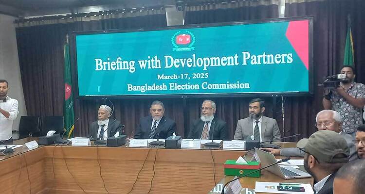 নির্বাচনের প্রস্তুতি জানাতে ওআইসি মিশন প্রধানদের নিয়ে বৈঠকে সিইসি