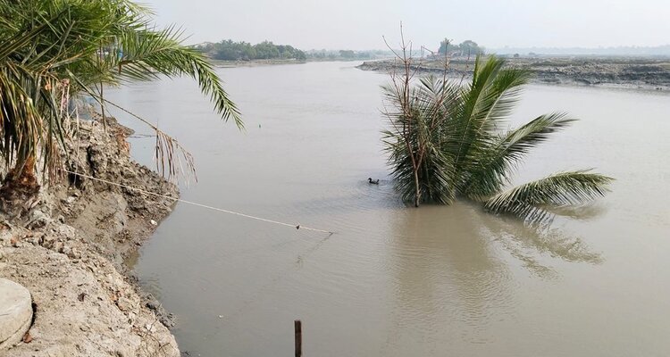 সাতক্ষীরার খোলপেটুয়া নদীতে চলছে সংস্কারের কাজ, ভাঙনে হুমকির মুখে বেড়িবাঁধ