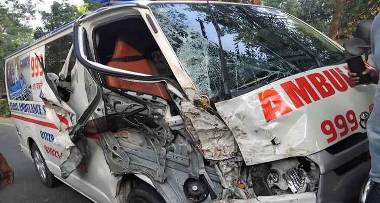 যশোরে অ্যাম্বুলেন্সের সঙ্গে ইঞ্জিনচালিত ভ্যানের সংঘর্ষ, নিহত ৩