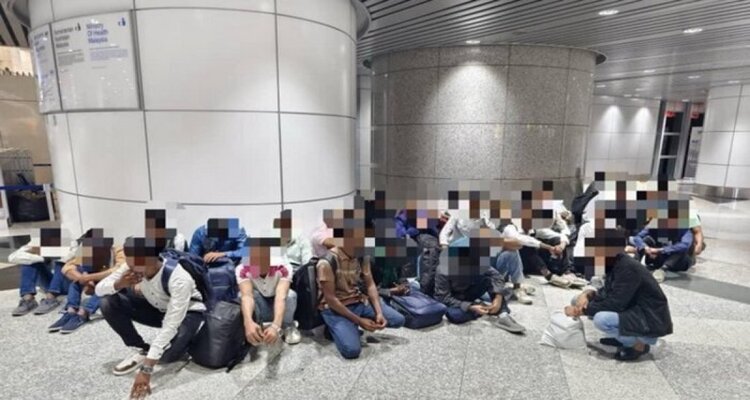 ৫১ বাংলাদেশিকে বিমানবন্দরে আটকে দিলো মালয়েশিয়া