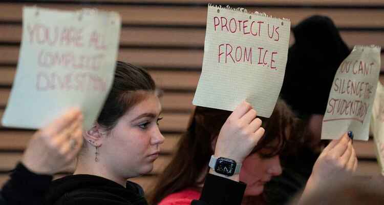 ৫ লাখ ৩০ হাজার অভিবাসীর আইনি বৈধতা বাতিল করলেন ট্রাম্প