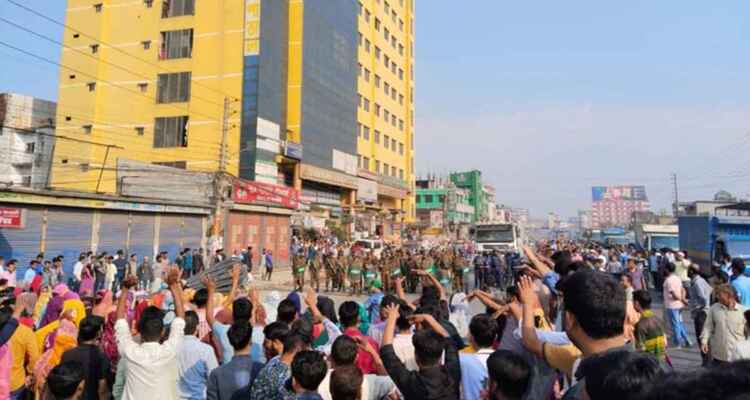 গাজীপুরে মহাসড়ক অবরোধ করে শ্রমিকদের বিক্ষোভ