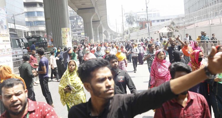 পুলিশের বাধা উপেক্ষা করে শ্রম মন্ত্রণালয়ের অভিমুখে শ্রমিকরা