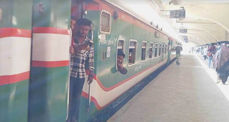 নির্ধারিত সময়ে ছাড়ছে সব ট্রেন, আজ ঢাকা ছাড়বে ৬৯টি