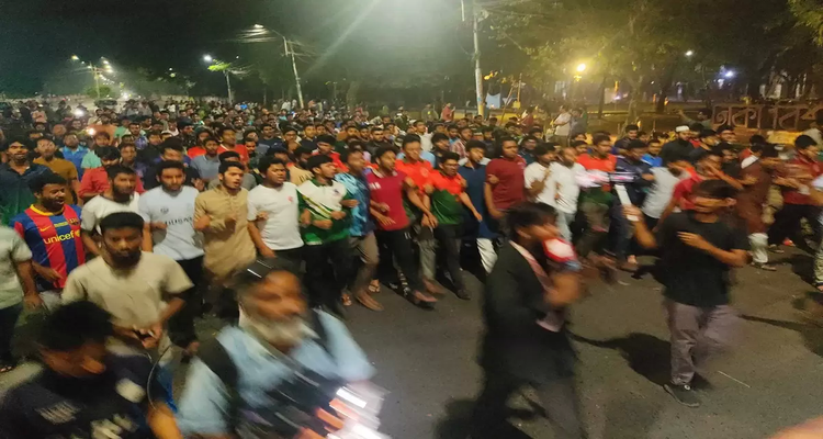 পুলিশের উপর হামলার প্রতিবাদ ও লাকি আক্তারকে গ্রেফতারের দাবিতে বিক্ষোভ