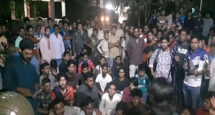 ধর্ষককে সহযোগিতার অভিযোগ মামলার তদন্ত কর্মকর্তার বিরুদ্ধে, থানা ঘেরাও