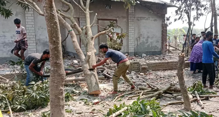 মাগুরার সেই ‘ধর্ষকের’ বাড়ি গুঁড়িয়ে দিলো জনতা