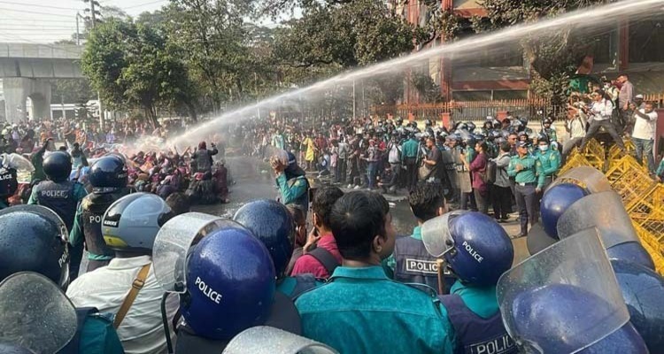 নিক্কেই এশিয়ার প্রতিবেদন: বিক্ষোভের শহরে পরিণত হচ্ছে ঢাকা