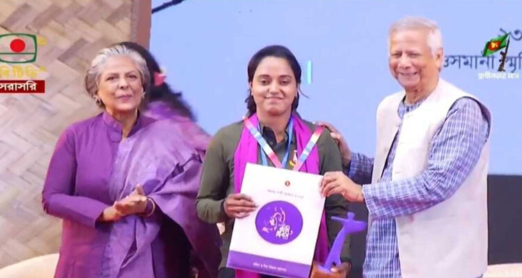 অদম্য ছয় নারীর হাতে পুরস্কার তুলে দিলেন প্রধান উপদেষ্টা