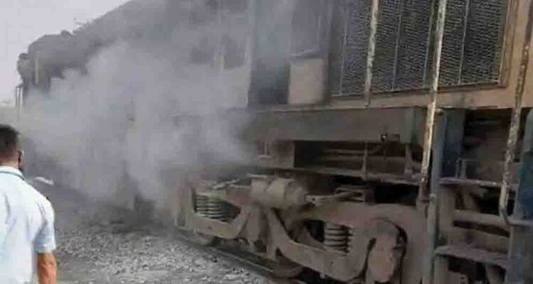 ট্রেনের ইঞ্জিনে আগুন, ২ ঘণ্টা পর স্বাভাবিক হলো ট্রেন চলাচল