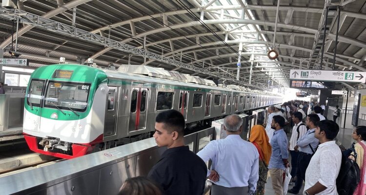 ইফতারের জন্য পানি নেওয়া যাবে মেট্রোরেলে