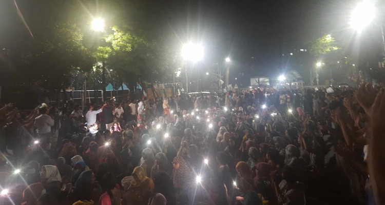 মধ্যরাতে স্লোগানে প্রকম্পিত ঢাবি: ‘দফা এক দাবি এক উপদেষ্টা জাহাঙ্গীরের পদত্যাগ’