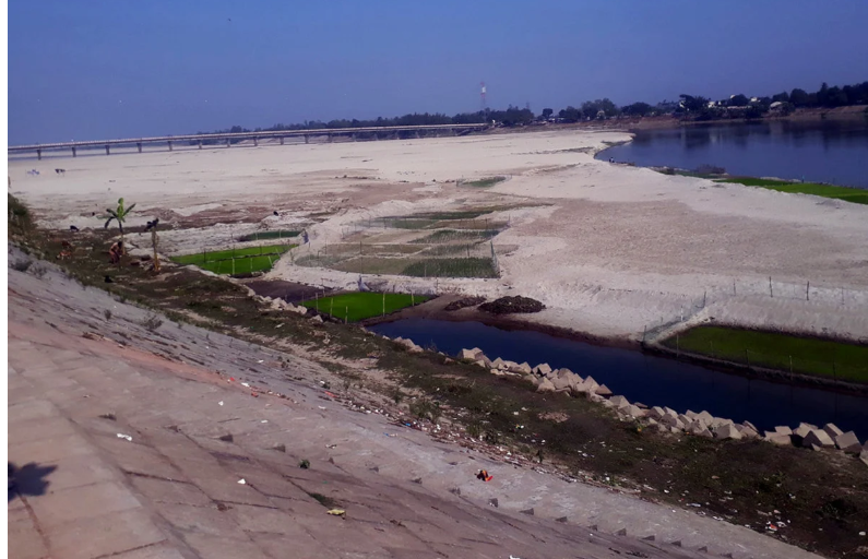 নাব্যতা হারিয়ে ধু-ধু বালুচর আত্রাই নদী