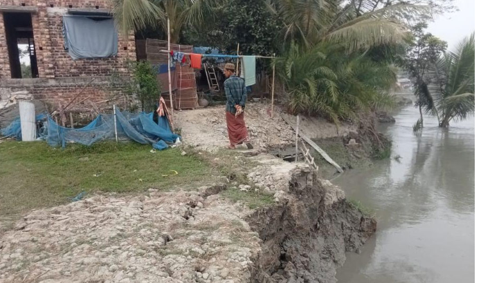 সাতক্ষীরার মরিচ্চাপ নদীতে ভাঙন, আতঙ্কে ৮০০ পরিবার