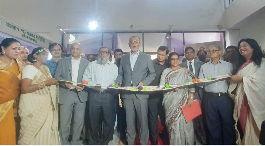বহুমুখী পাটপণ্য ও তাঁত বস্ত্র মেলা উদ্বোধন করলেন বাণিজ্য উপদেষ্টা