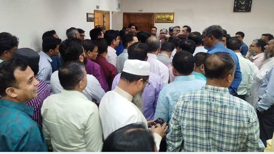 এনআইডি সেবা বন্ধের হুঁশিয়ারি ইসি কর্মকর্তাদের