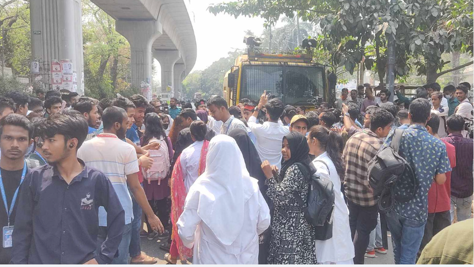 নারীর প্রতি সহিংসতার প্রতিবাদে শাহবাগে ৩০ কলেজের শিক্ষার্থীরা