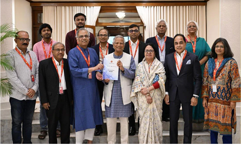 প্রধান উপদেষ্টার কাছে প্রতিবেদন জমা দিল গণমাধ্যম সংস্কার কমিশন