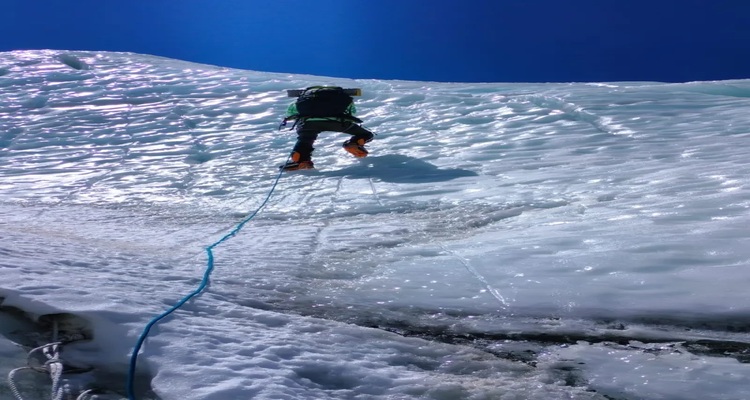 প্রথম বাংলাদেশি হিসেবে অন্নপূর্ণা–১ পর্বতের চূড়ায় বাবর আলী