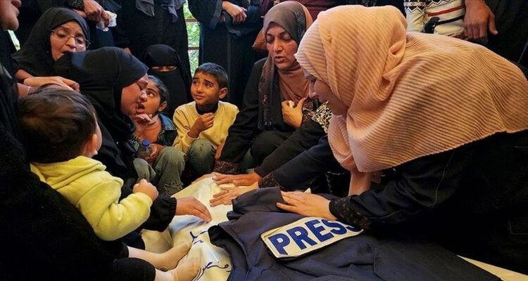 ইসরাইলি হামলায় জীবন্ত পুড়ে মারা গেলেন ফিলিস্তিনি সাংবাদিক