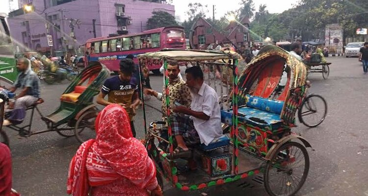 ফাঁকা ঢাকার সড়ক অটোরিকশার দখলে