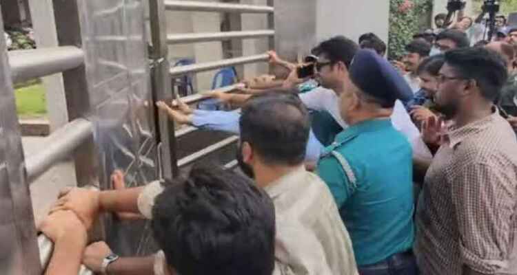 পিএসসির ফটক ভেঙে ভেতরে আন্দোলনকারীরা, পরে বৈঠকে দু’পক্ষ