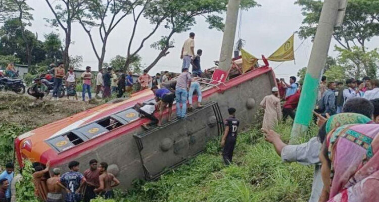 বেপরোয়া গতিতে বাস চালাচ্ছিলেন চালক, শোনেননি যাত্রীদের নিষেধ