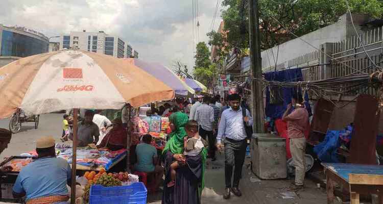 উচ্ছেদের পরদিনই ফের দখলে ফুটপাত