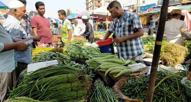 হঠাৎ চড়া সবজির বাজার, ৭০ টাকার নিচে মিলছে না কিছুই